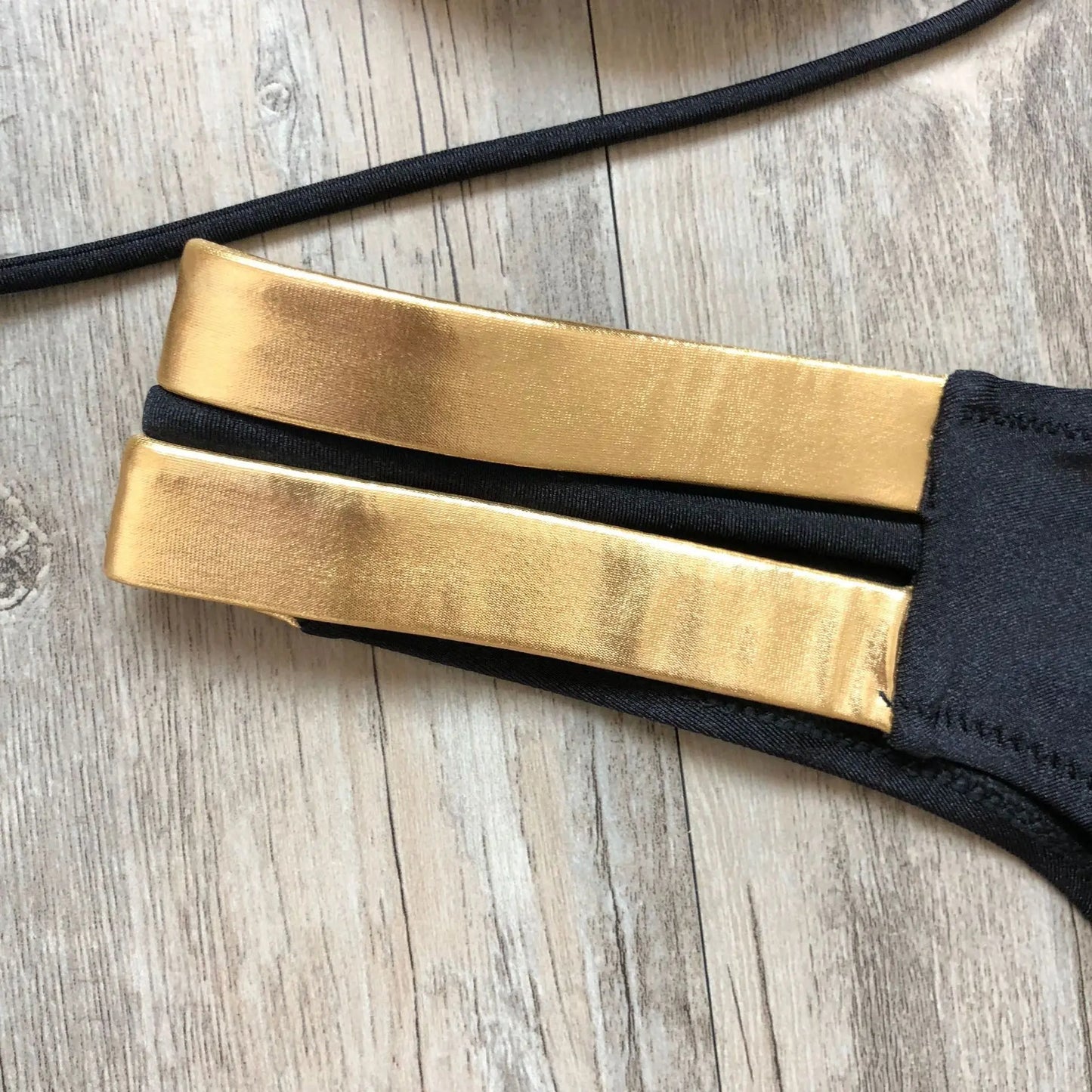 Push-Up-Bademode mit Goldprägung, brasilianisches Bikini-Set