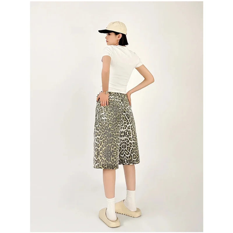 Gerade Streetwear-Shorts mit hoher Taille und Jeans in Leopardenmuster