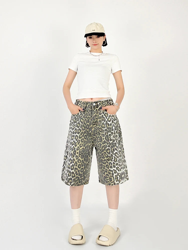 Gerade Streetwear-Shorts mit hoher Taille und Jeans in Leopardenmuster