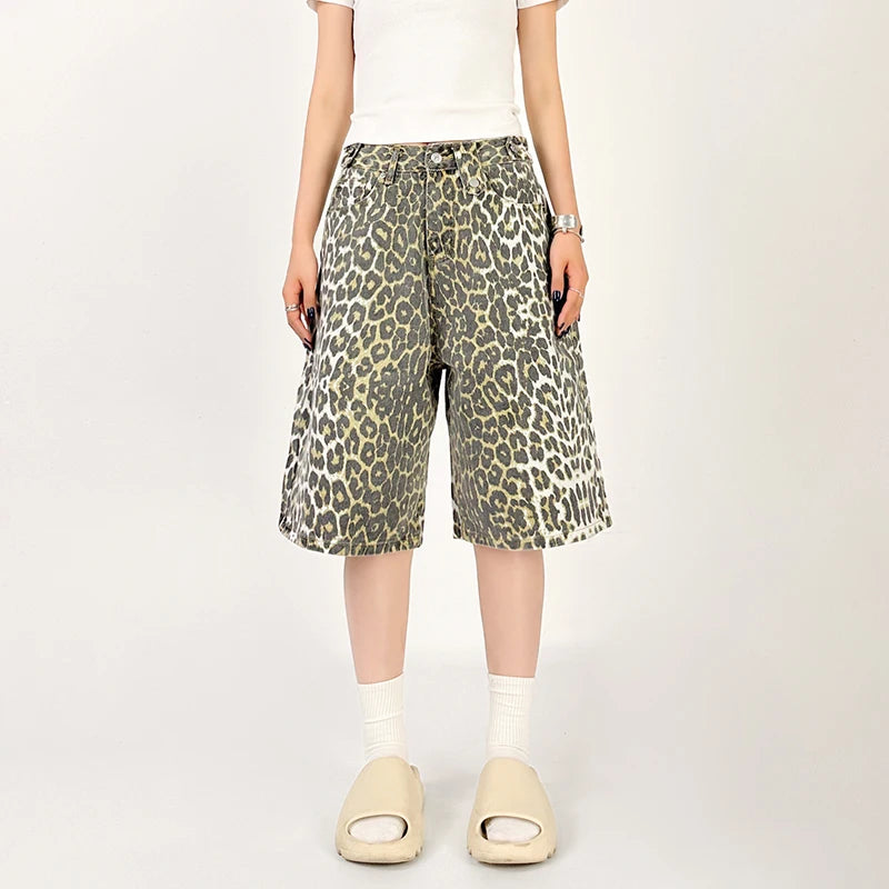 Gerade Streetwear-Shorts mit hoher Taille und Jeans in Leopardenmuster