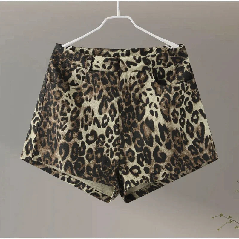 Jeansshorts mit Leopardenmuster