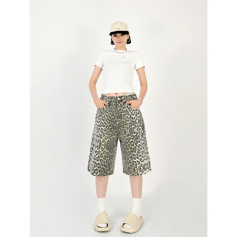 Gerade Streetwear-Shorts mit hoher Taille und Jeans in Leopardenmuster