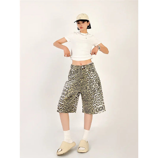 Gerade Streetwear-Shorts mit hoher Taille und Jeans in Leopardenmuster