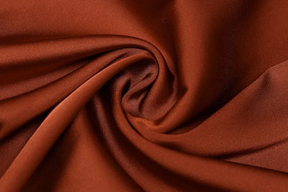 Ärmelloses, rückenfreies Maxikleid aus Satin mit überkreuztem Neckholder